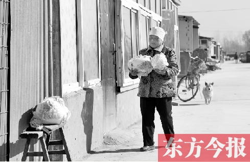 在京水村的臨時(shí)過渡區(qū)內(nèi)，62歲的村民白小英對未來的生活充滿期待