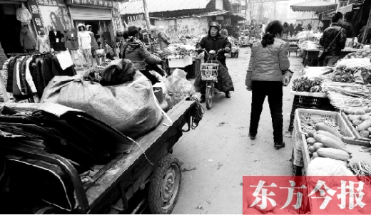 和所有的都市村莊一樣，老鴉陳也充滿著形形色色的人，窄窄的巷子因占道經(jīng)營變得更加狹窄