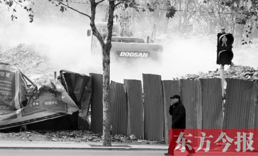 昨日，鄭州市未來路與緯四路交叉口一工地施工不除塵，加重了空氣污染