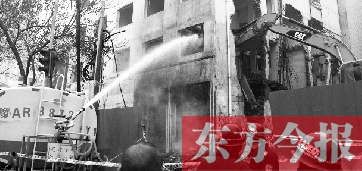 昨天早上8點半，鄭州市農(nóng)業(yè)路一拆遷工地，用兩臺噴水車噴水除塵，有效地阻止了施工揚塵