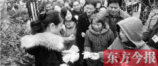 12月8日，鄭州市民排隊領取地鐵試乘劵。