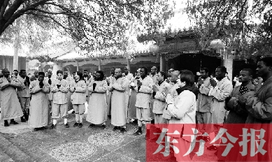 20名非洲洋弟子領取結業(yè)證書前，虔誠聆聽少林寺方丈禪語