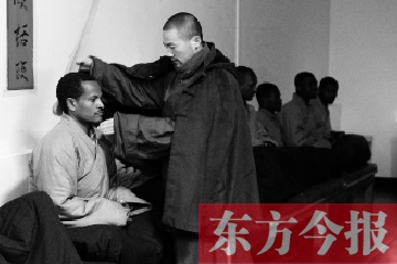 少林功夫講究禪武合一，坐禪當(dāng)然少不了,別看就是坐坐，姿勢都要師傅教