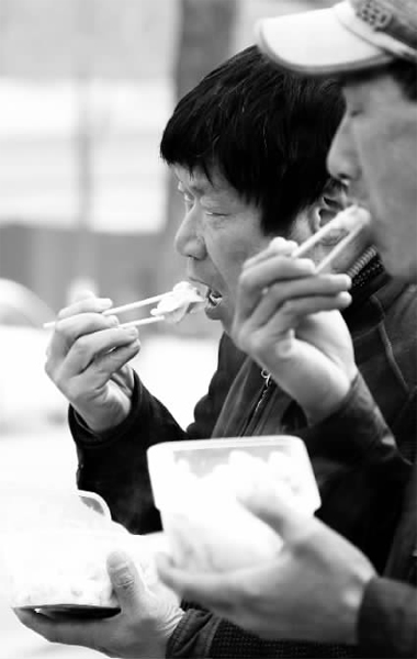 昨天，幾十名網(wǎng)友響應(yīng)王孝力的號(hào)召，送餃子給鄭州市南陽路立交橋下的務(wù)工人員