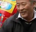 采訪我先買個(gè)氣球吧！大爺霸氣回答