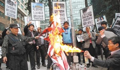  25日，首爾，韓國民眾舉行集會，抗議日本首相安倍晉三否認(rèn)侵略歷史、袒護(hù)內(nèi)閣大臣參拜靖國神社。