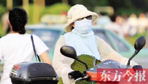 　昨日，鄭州街頭，一些女士全副“捂”裝，只為防暑防曬