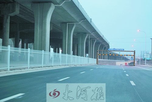 下穿隧道限高3米，不影響公交車通行。