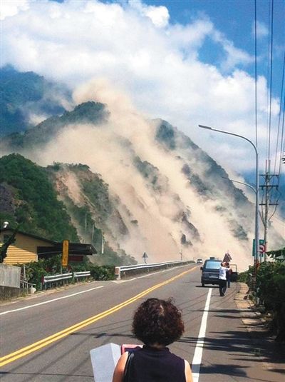 地震造成大面積山崩。網(wǎng)絡(luò)截圖