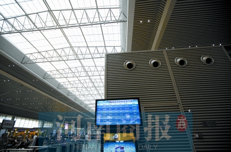 　鄭州東站三樓候車大廳，雖然空調(diào)處有涼風吹出，但陽光通過頂棚照進，導致整個大廳的空調(diào)制冷效果不明顯
