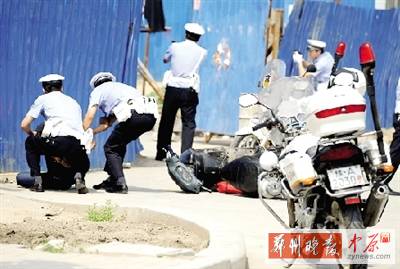　一名歹徒被抓獲，另一名歹徒持槍劫持了一名門衛(wèi)。