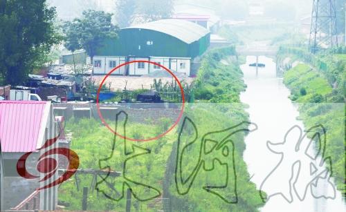 　彩虹橋西南側(cè)有一個大型地溝油加工窩點，廢水流入旁邊的排水渠。
