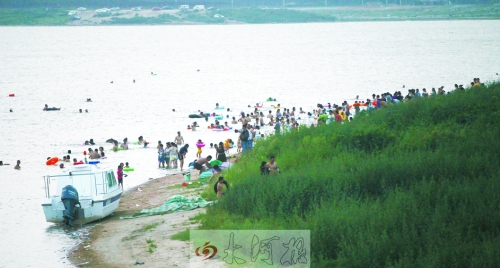 龍湖成為“第一浴場”，對市民是堵還是疏值得探討。