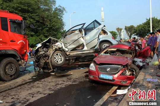 　　8月27日，四川宜賓城區(qū)濱江環(huán)線公路發(fā)生一起3車連環(huán)相撞的交通事故，已致4死2重傷。目前，2名重