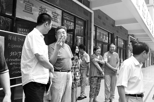 盧法舜（左二）伸出兩根手指，建議實行2元通票制。
