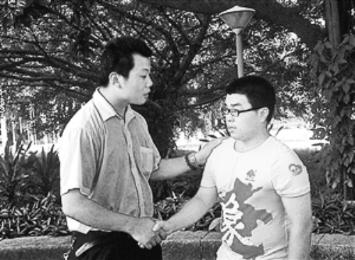　王強（左）幫助的林富軍，今年考上了深圳大學。