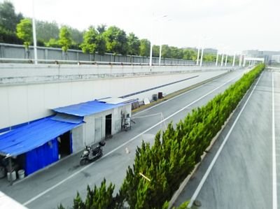 隧道內(nèi)堆放著大量生活用品。