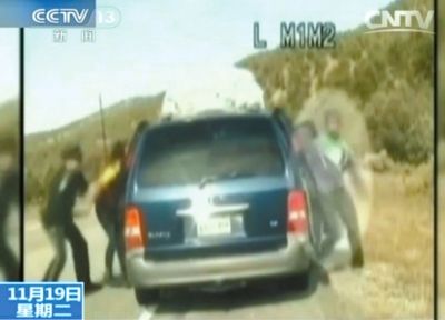 雷爾與警察爭執(zhí)，費雷爾兒子下車試圖保護媽媽。