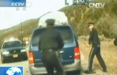 費雷爾再次上車，警察拿警棍砸車窗。