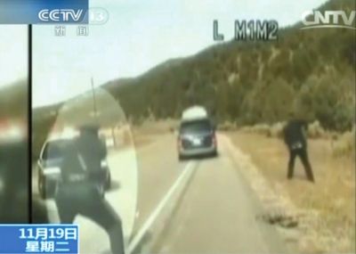 費雷爾駕車逃走，警察連開數(shù)槍。央視截圖