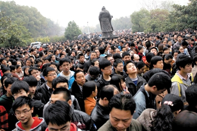 去年3月16日，武漢華中科技大學(xué)，“北約”、“華約”、“卓越”聯(lián)盟自主招生選拔考試湖北考點，考生等待進(jìn)場。 圖/CFP
