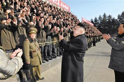 朝中社1月15日發(fā)布的圖片顯示，朝鮮最高領(lǐng)導(dǎo)人金正恩視察位于平安南道的國家科學(xué)院，與科研人員會面。