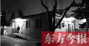 1月13日晚9點20分，鄭州市嵩山路與伊河路交叉口西北角的生態(tài)廁所依然開著燈