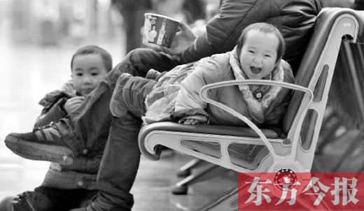 鄭州東站候車長(zhǎng)椅上，哈哈，馬上回家過年有禮物收了