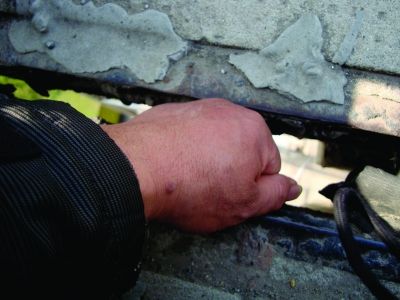 圖為大橋17號(hào)墩處橋面裂縫。梅建明 攝