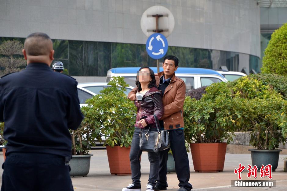 圖為劫持者與警方談判中。