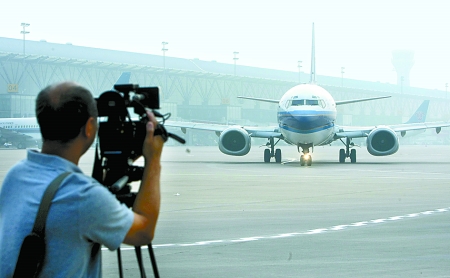 　8月28日，一架嶄新的波音737-800型飛機平穩(wěn)降落在鄭州新鄭國際機場。