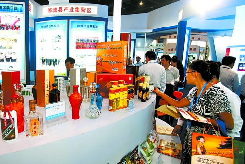 9月24日，2012中國（鄭州）產(chǎn)業(yè)轉(zhuǎn)移系列對接活動產(chǎn)業(yè)轉(zhuǎn)移暨新型工業(yè)化成果展在鄭州國際會展中心舉行