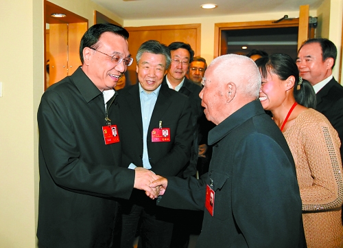 11月5日下午，中共中央政治局常委、國(guó)務(wù)院副總理李克強(qiáng)親切看望了參加中國(guó)共產(chǎn)黨第十八次全國(guó)代表大會(huì)的