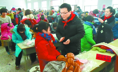 1月20日，省直團(tuán)工委組織19個(gè)省直廳局的38名青年干部，來到三門峽市澠池縣果園鄉(xiāng)，開展“大手拉小手