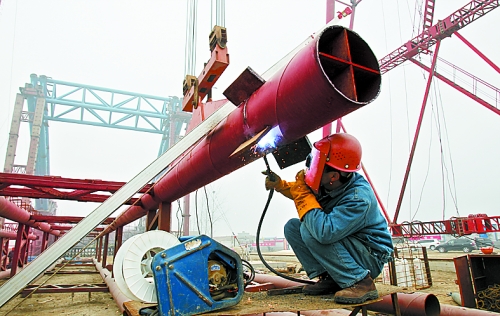 2月25日，在跨越南水北調(diào)總干渠的鄭州新鄭南段十里鋪公路橋施工現(xiàn)場，建設(shè)者在緊張地施工。