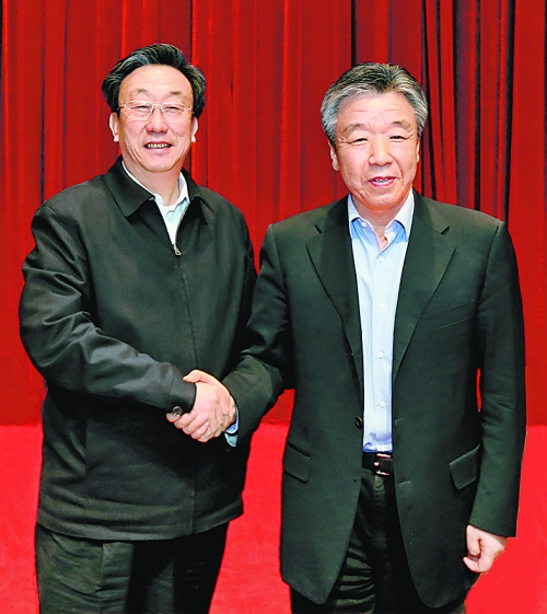 3月20日下午，在全省領(lǐng)導(dǎo)干部會議上盧展工（右）與郭庚茂（左）在鄭州親切握手。⑤2 本報記者 郭 宇