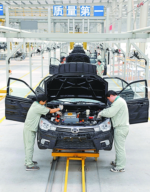 　　4月16日，新鄉(xiāng)市新能電動汽車有限公司的工作人員在電動汽車生產(chǎn)流水線上作業(yè)。目前，新鄉(xiāng)現(xiàn)有規(guī)模以