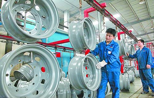 4月25日，許昌恒豐實業(yè)有限公司的員工正在生產(chǎn)重卡車輪。喬利峰 攝