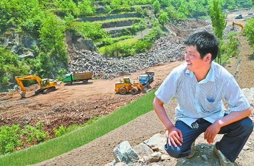 　　5月5日，魯山縣趙村鄉(xiāng)關(guān)岈村青年時(shí)軍偉看著正在建設(shè)的兩座小型水庫(kù)開(kāi)心地笑了。他1994年開(kāi)始外出