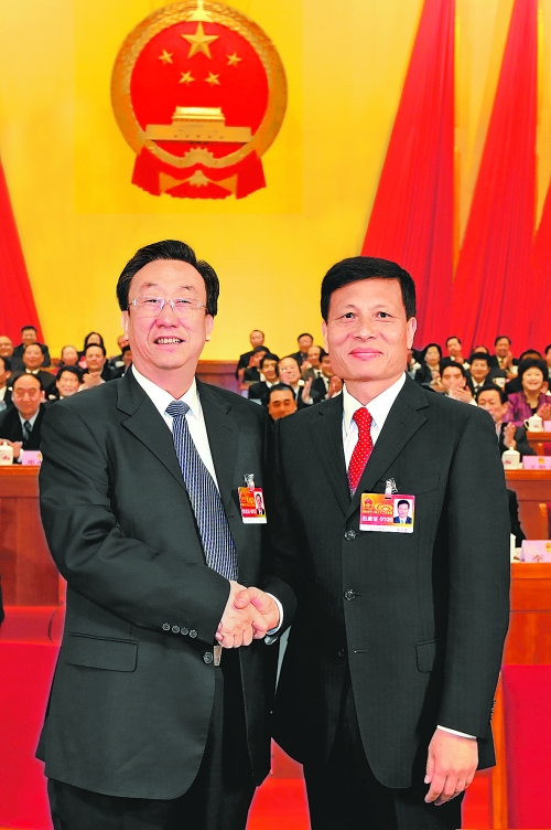 4月2日上午，新當(dāng)選的省人大常委會主任郭庚茂與新當(dāng)選的省人民政府省長謝伏瞻親切握手。郭宇 董亮 攝