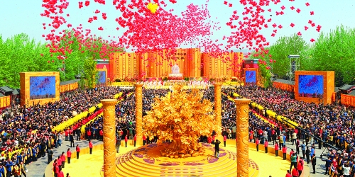 癸巳年黃帝故里拜祖大典于4月12日上午在新鄭舉行，來(lái)自海內(nèi)外的炎黃子孫，共同祭拜中華民族的人文始祖軒