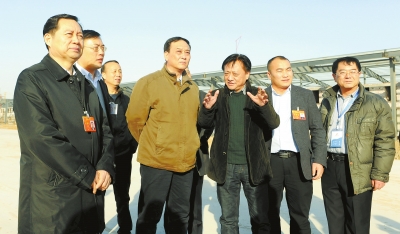 　　鄭州手拉手集團董事長賈長明（右三）向省農(nóng)業(yè)廳廳長朱孟洲（右四），省政府副秘書長、省政府駐京辦主任