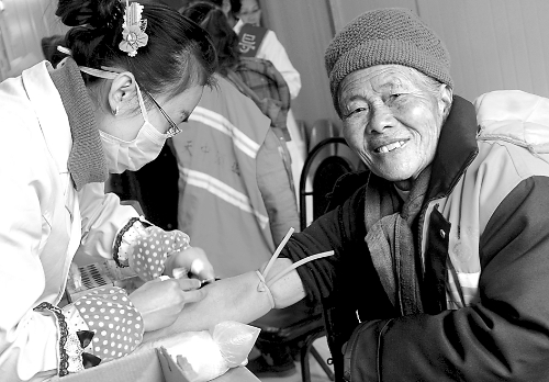 1月14日，汝南縣為全縣460多名環(huán)衛(wèi)工人免費(fèi)進(jìn)行心電圖、胸透等13項(xiàng)健康檢查，并建立了個(gè)人健康檔案