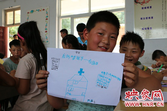 在以“中國(guó)夢(mèng)”主題 的繪畫課堂上，孩子們寫下了自己的夢(mèng)想