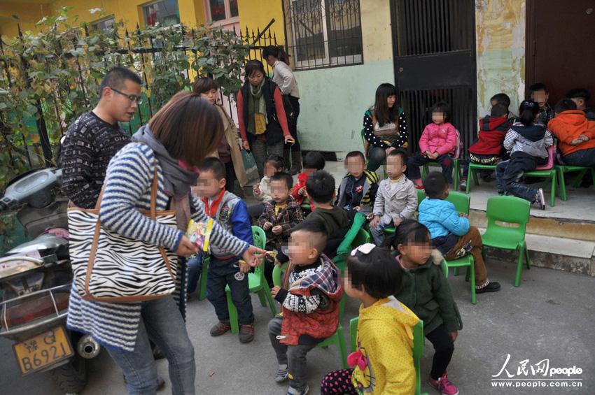 河南駐馬店市高新區(qū)一休幼兒園大門外聚集了數(shù)十位孩子家長,他們是來送孩子上學(xué)的,可是幼兒園大門卻被兩輛面包車?yán)锿舛滤?。周一一大早就遇到這事,不少家長特意給單位請假替孩子討要說法。