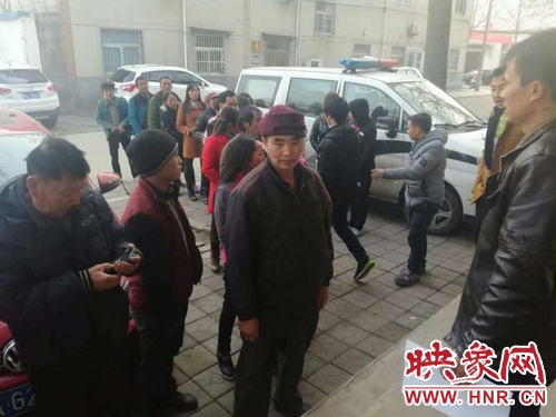 滎陽78名貴州籍農民工兄弟拿到工資回家啦！