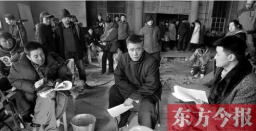 導(dǎo)演安建（左）、主演陳寶國等坐在一起說戲