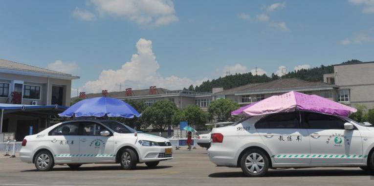 杭州一駕?，F(xiàn)遮陽(yáng)新招 教練車(chē)車(chē)頂撐傘