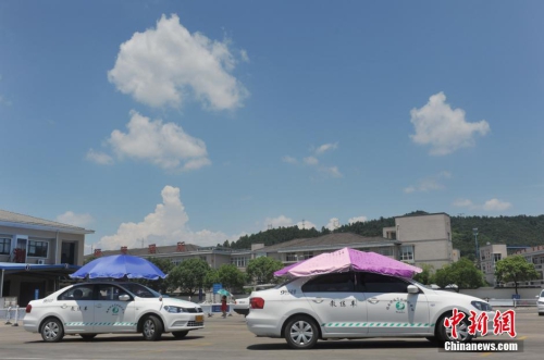杭州一駕?，F(xiàn)遮陽(yáng)新招 教練車(chē)車(chē)頂撐傘