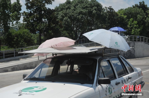 杭州一駕?，F(xiàn)遮陽(yáng)新招 教練車(chē)車(chē)頂撐傘
